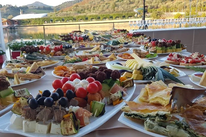 Tryeza pranë liqenit